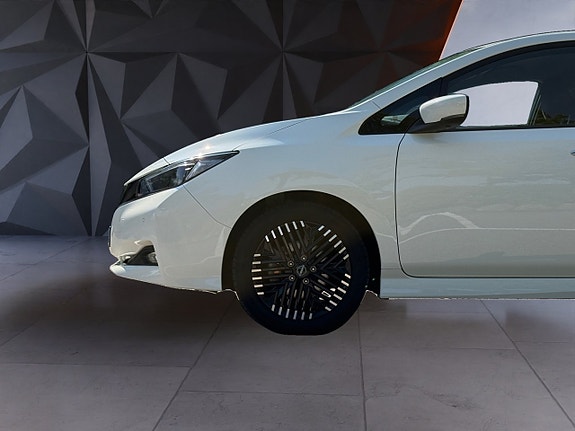 Nissan Leaf 8 of 17