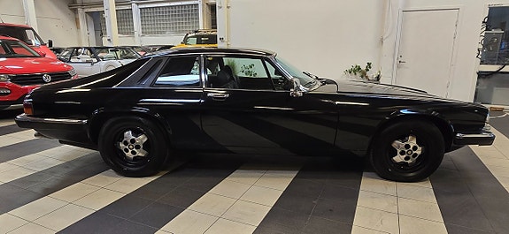 Jaguar XJ 9 of 15