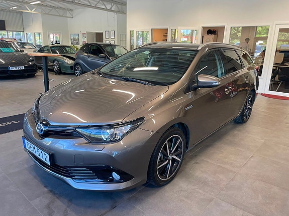 Toyota Auris 2 of 5