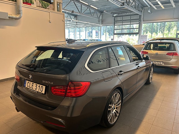 BMW 330d 3 of 5