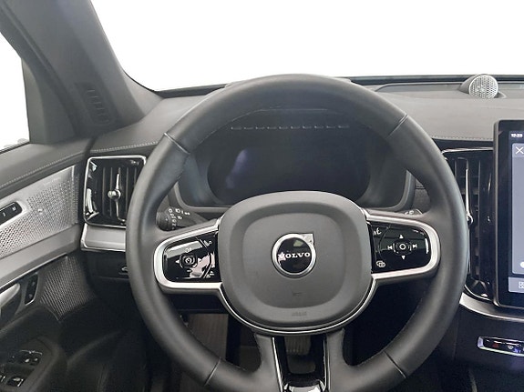 Volvo XC90 10 of 18