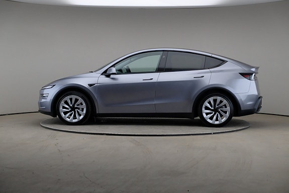 Tesla Model Y 4 of 5