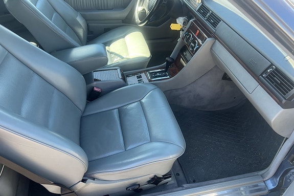 Mercedes-Benz 300 CE-24 9 of 19