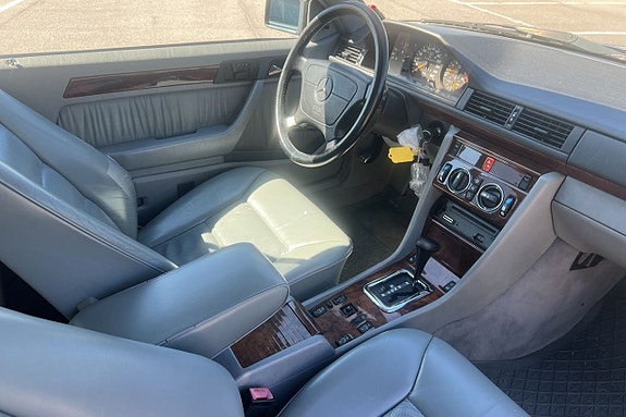Mercedes-Benz 300 CE-24 11 of 19