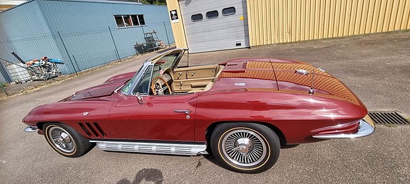 Chevrolet Corvette 3 of 5