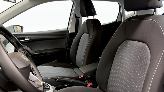 Seat Arona 8 of 17