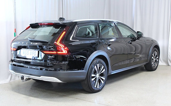Volvo V90 Cross Country 2 of 5
