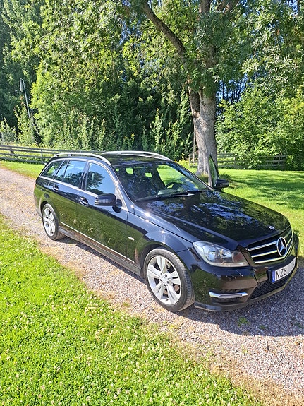 Mercedes-Benz C220 2 of 5