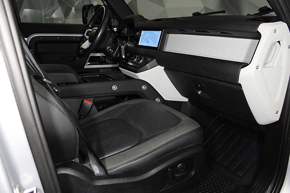 Land Rover Defender 110 12 of 27