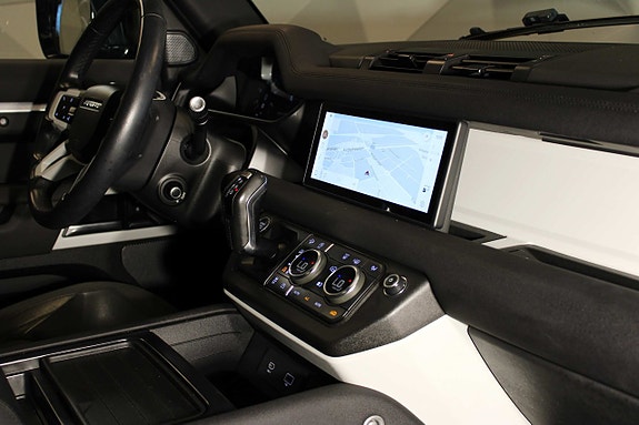 Land Rover Defender 110 18 of 27