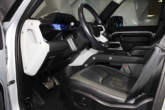 Land Rover Defender 110 11 of 27