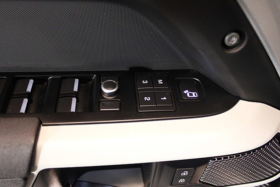 Land Rover Defender 110 24 of 27