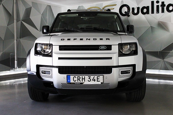 Land Rover Defender 110 9 of 27