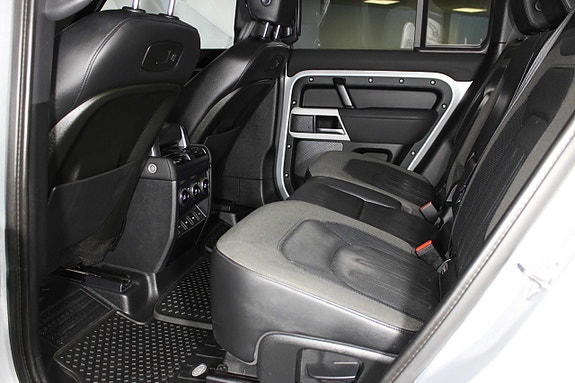 Land Rover Defender 110 13 of 27