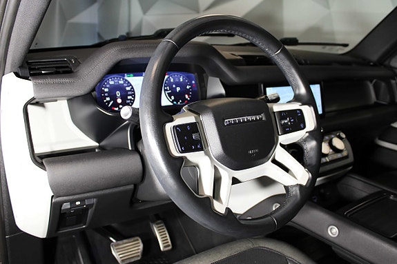 Land Rover Defender 110 15 of 27