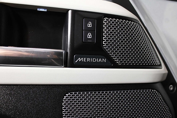 Land Rover Defender 110 20 of 27