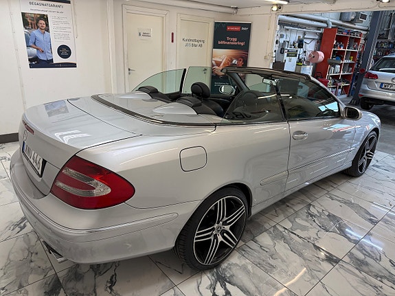 Mercedes-Benz CLK320 5 of 5