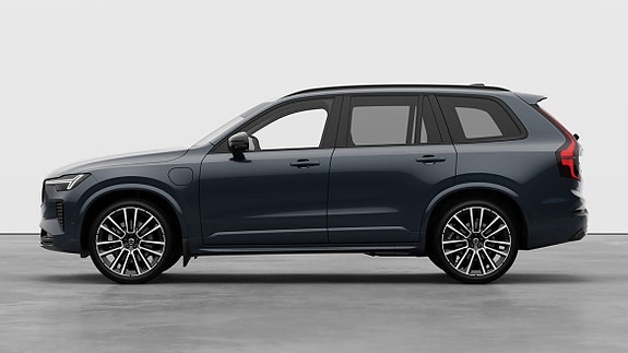 Volvo XC90 2 of 11