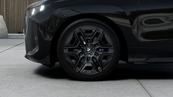 BMW iX 7 of 13