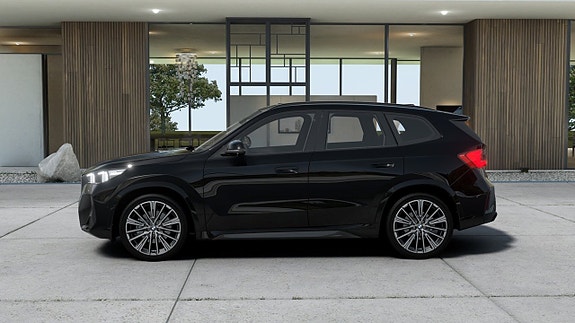 BMW iX1 4 of 13