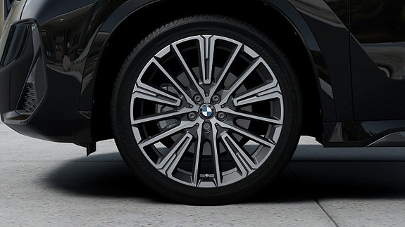 BMW iX1 7 of 13