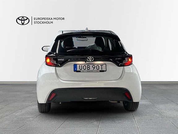 Toyota Yaris 4 of 12