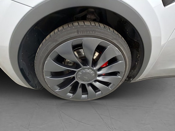 Tesla Model Y 11 of 30