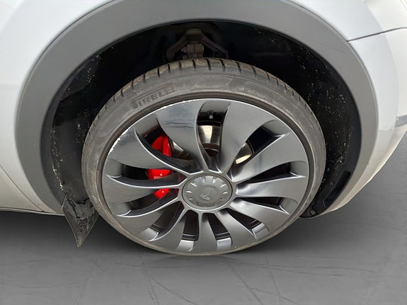 Tesla Model Y 24 of 30