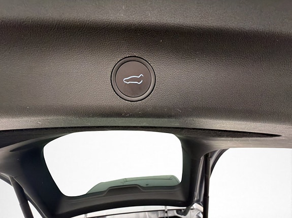 Tesla Model Y 28 of 30
