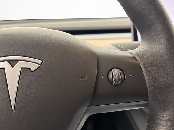 Tesla Model Y 21 of 30