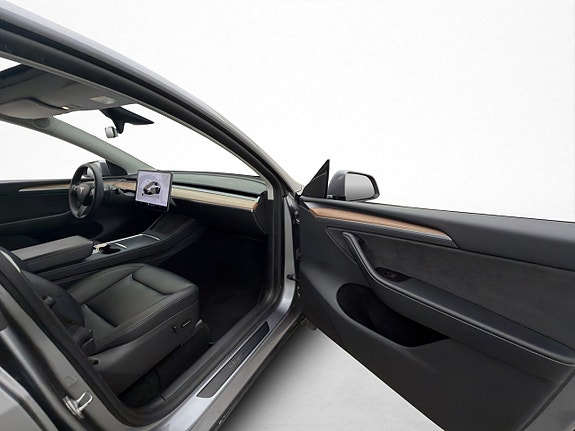 Tesla Model Y 26 of 30