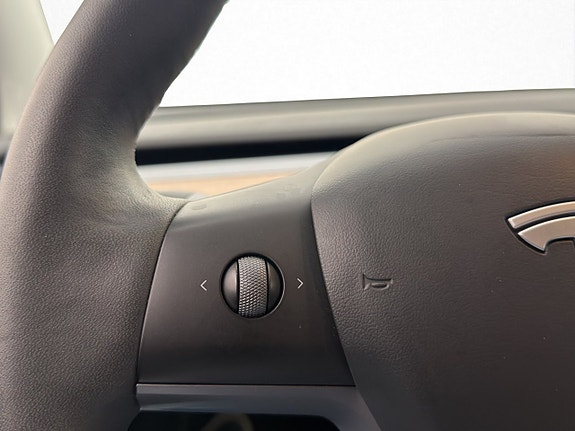Tesla Model Y 22 of 30