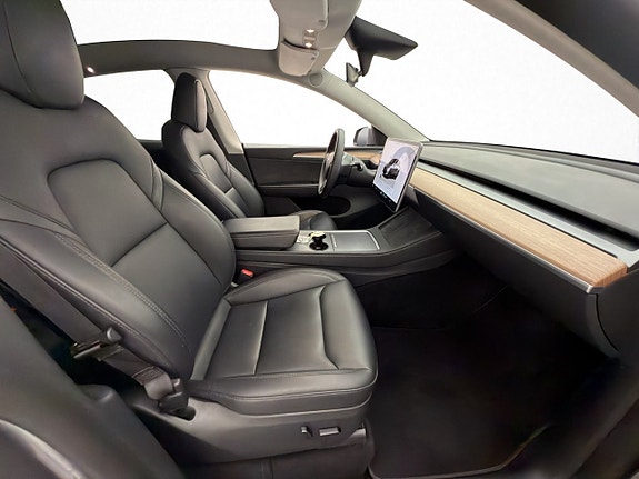 Tesla Model Y 25 of 30