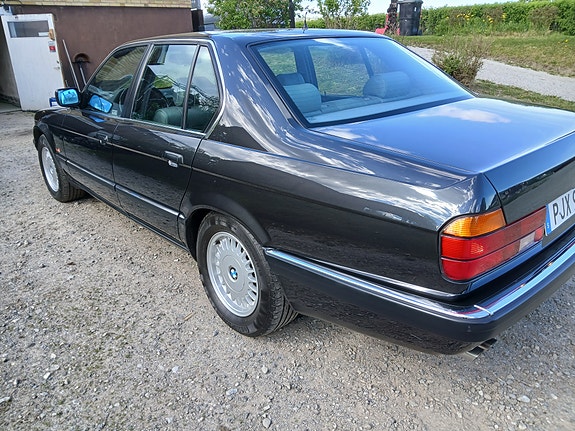 BMW 730i 4 of 5