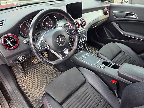 Mercedes-Benz CLA250 4 of 5