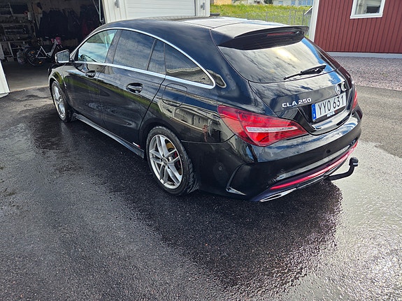 Mercedes-Benz CLA250 3 of 5
