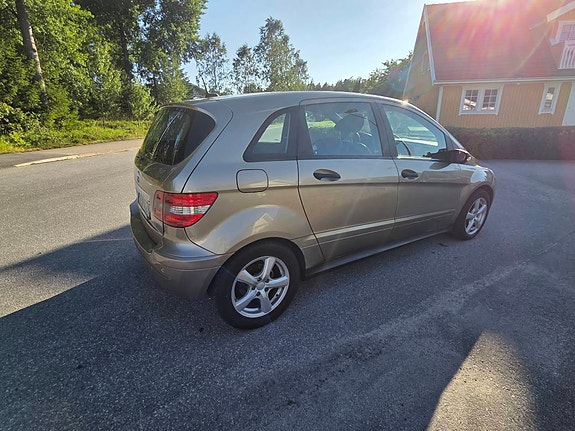 Mercedes-Benz B200 9 of 13