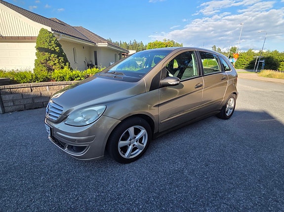 Mercedes-Benz B200 3 of 13