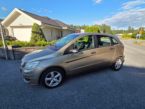 Mercedes-Benz B200 11 of 13