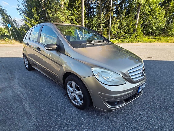 Mercedes-Benz B200 2 of 13