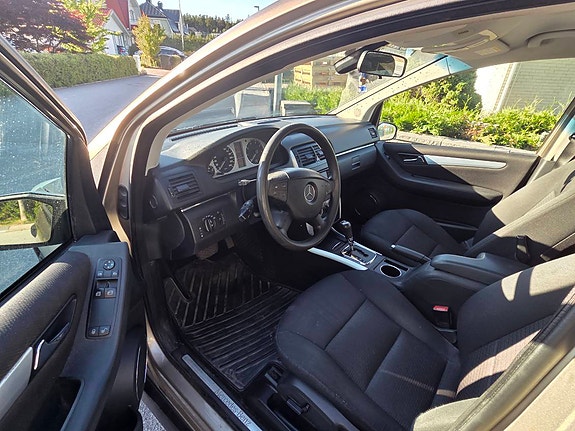 Mercedes-Benz B200 5 of 13
