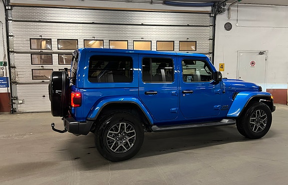 Jeep Wrangler Unlimited 3 of 5