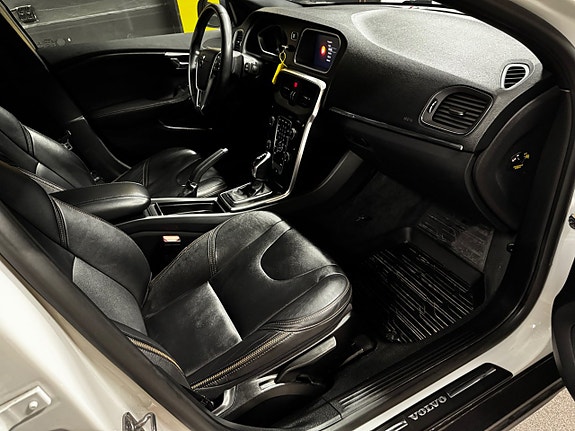 Volvo V40 Cross Country 8 of 19