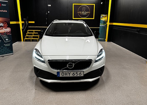 Volvo V40 Cross Country 2 of 5