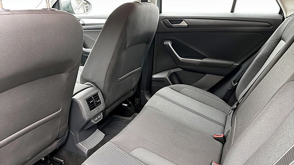Volkswagen T-Roc 11 of 12