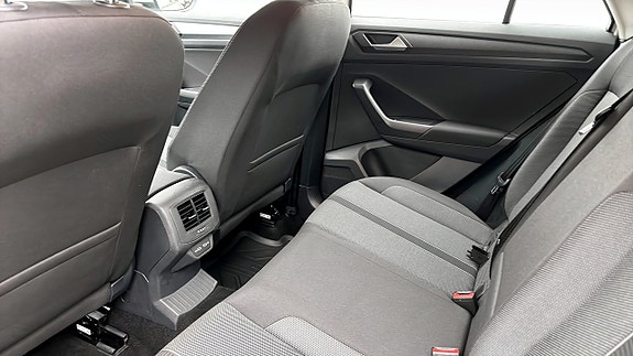 Volkswagen T-Roc 11 of 12