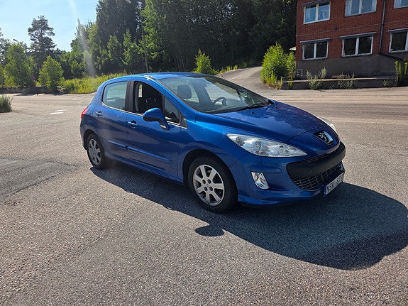 Peugeot 308 2 of 5