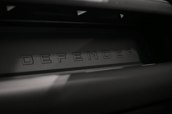 Land Rover Defender 90 23 of 28