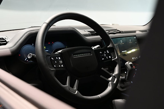 Land Rover Defender 90 18 of 28