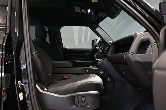 Land Rover Defender 90 13 of 28